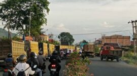 Tampak antrian Dumptruck di salah satu SPBU Sungai Penuh