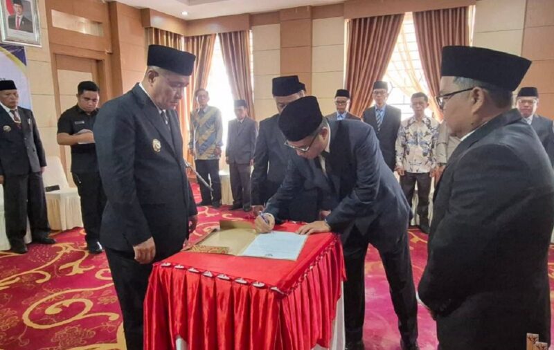 Prosesi pelantikan Dewas PDAM Tirta Khayangan yang dipimpin langsung Walikota Sungai Penuh, Alfin