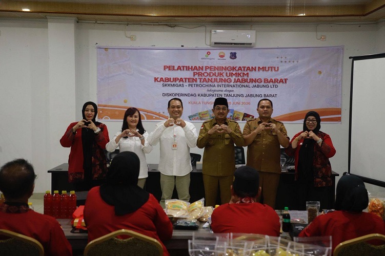 Foto bersama Bupati Tanjung Jabung Barat Anwar Sadat bersama SKK MIGAS dan Petrro cina