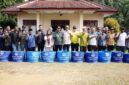 Wakil Bupati Tebo, Nazar Efendi saat serahkan bantuan tong sampah bagi asyarakat