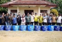 Wakil Bupati Tebo, Nazar Efendi saat serahkan bantuan tong sampah bagi asyarakat