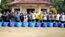 Wakil Bupati Tebo, Nazar Efendi saat serahkan bantuan tong sampah bagi asyarakat