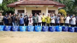 Wakil Bupati Tebo, Nazar Efendi saat serahkan bantuan tong sampah bagi asyarakat