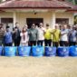 Wakil Bupati Tebo, Nazar Efendi saat serahkan bantuan tong sampah bagi asyarakat