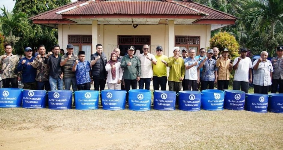 Wakil Bupati Tebo, Nazar Efendi saat serahkan bantuan tong sampah bagi asyarakat