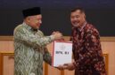 Bupati Kerinci, Monadi saat menerima Laporan Hasil Pemeriksaan (LHP) atas Laporan Keuangan Pemerintah Daerah (LKPD) Tahun Anggaran 2025 DARI BPK RI Perwakilan Provinsi Jambi