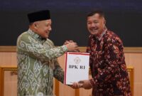 Bupati Kerinci, Monadi saat menerima Laporan Hasil Pemeriksaan (LHP) atas Laporan Keuangan Pemerintah Daerah (LKPD) Tahun Anggaran 2025 DARI BPK RI Perwakilan Provinsi Jambi