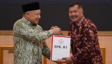 Bupati Kerinci, Monadi saat menerima Laporan Hasil Pemeriksaan (LHP) atas Laporan Keuangan Pemerintah Daerah (LKPD) Tahun Anggaran 2025 DARI BPK RI Perwakilan Provinsi Jambi