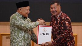 Bupati Kerinci, Monadi saat menerima Laporan Hasil Pemeriksaan (LHP) atas Laporan Keuangan Pemerintah Daerah (LKPD) Tahun Anggaran 2025 DARI BPK RI Perwakilan Provinsi Jambi