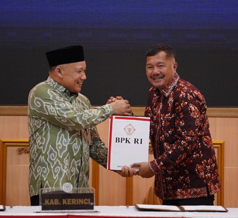 Bupati Kerinci, Monadi saat menerima Laporan Hasil Pemeriksaan (LHP) atas Laporan Keuangan Pemerintah Daerah (LKPD) Tahun Anggaran 2025 DARI BPK RI Perwakilan Provinsi Jambi