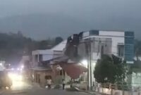 Tampak salah satu rumah warga di desa Tutung Bungkuk Kerinci yang rusak diterjang angin puting beliung