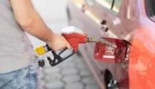 Ilustrasi terisi Solar ke Mobil Bensin
