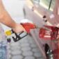 Ilustrasi terisi Solar ke Mobil Bensin