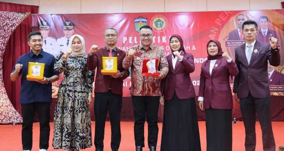 Foto bersama Walikota Sungai Penuh, Alfin bersama Pengurus Baru PPNI Kota Sungai Penuh