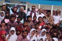 Kunjungan Wlikota Sungai Penuh, Alfin bersama Ketua PKK Sungai Penuh, Sri Kartini Alfin sekaligus pembagian seragam sekolah gratis