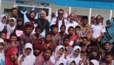 Kunjungan Wlikota Sungai Penuh, Alfin bersama Ketua PKK Sungai Penuh, Sri Kartini Alfin sekaligus pembagian seragam sekolah gratis