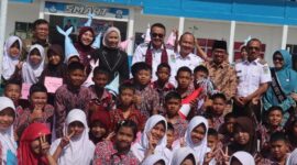 Kunjungan Wlikota Sungai Penuh, Alfin bersama Ketua PKK Sungai Penuh, Sri Kartini Alfin sekaligus pembagian seragam sekolah gratis