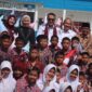 Kunjungan Wlikota Sungai Penuh, Alfin bersama Ketua PKK Sungai Penuh, Sri Kartini Alfin sekaligus pembagian seragam sekolah gratis