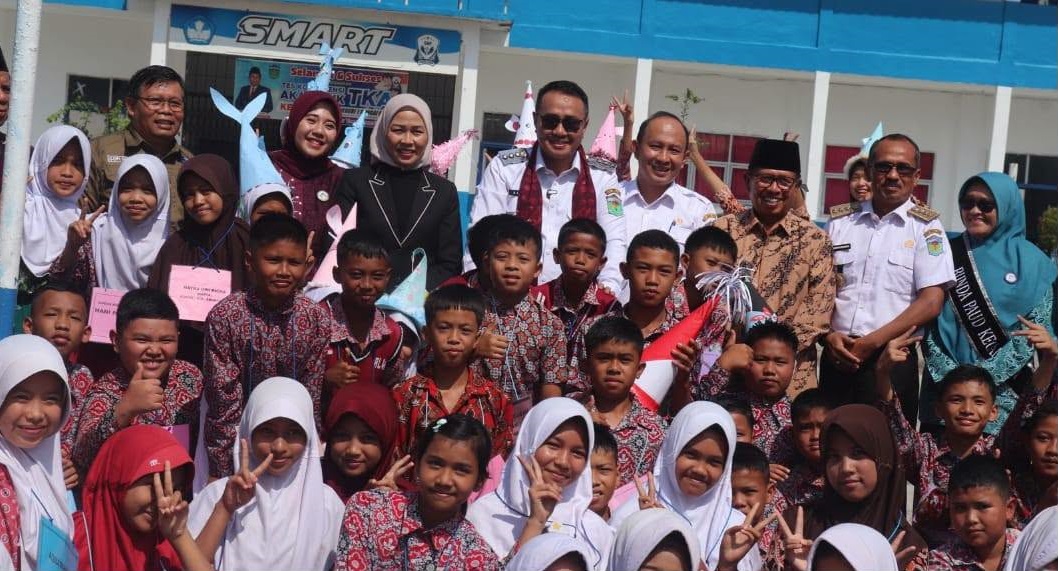 Kunjungan Wlikota Sungai Penuh, Alfin bersama Ketua PKK Sungai Penuh, Sri Kartini Alfin sekaligus pembagian seragam sekolah gratis