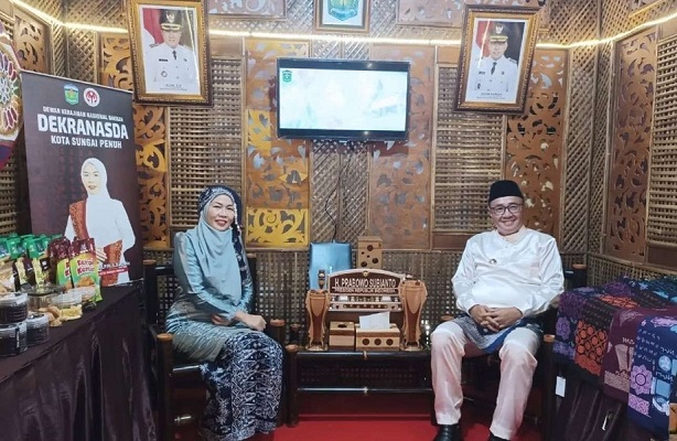 Ketua Dekranasda Sungai Penuh, Sri Kartini Alfin bersama Walikota Sungai Penuh, Alfin