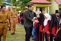 Bupati Meraning M Syukur saat berkunjung ke salah satu sekolah di Merangin