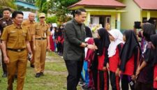 Bupati Meraning M Syukur saat berkunjung ke salah satu sekolah di Merangin
