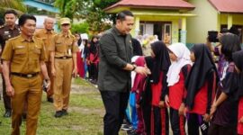 Bupati Meraning M Syukur saat berkunjung ke salah satu sekolah di Merangin