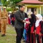 Bupati Meraning M Syukur saat berkunjung ke salah satu sekolah di Merangin