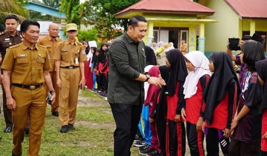Bupati Meraning M Syukur saat berkunjung ke salah satu sekolah di Merangin
