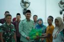 Bupati Hurmin saat serahkan sembako ke warga