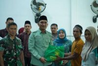 Bupati Hurmin saat serahkan sembako ke warga
