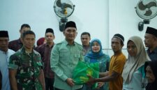 Bupati Hurmin saat serahkan sembako ke warga