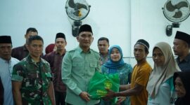 Bupati Hurmin saat serahkan sembako ke warga