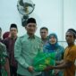 Bupati Hurmin saat serahkan sembako ke warga