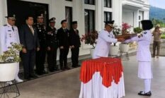 Khidmat! Wali Kota Alfin Pimpin Penjemputan Duplikat Sang Saka Merah Putih di Sungai Penuh