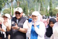 Walikota Sungai Penuh,, Alfin didampingi Ketua TP-PKK Sungai Penuh, Sri Kartini Alfin saat mengikuti acara