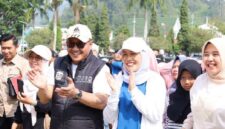 Walikota Sungai Penuh,, Alfin didampingi Ketua TP-PKK Sungai Penuh, Sri Kartini Alfin saat mengikuti acara