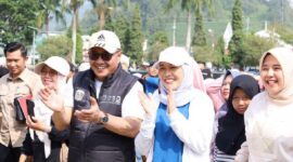 Walikota Sungai Penuh,, Alfin didampingi Ketua TP-PKK Sungai Penuh, Sri Kartini Alfin saat mengikuti acara