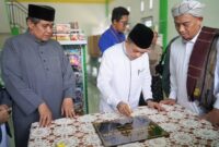 Gubernur Jambi, H Alharis saat meresmikan Santri Mart