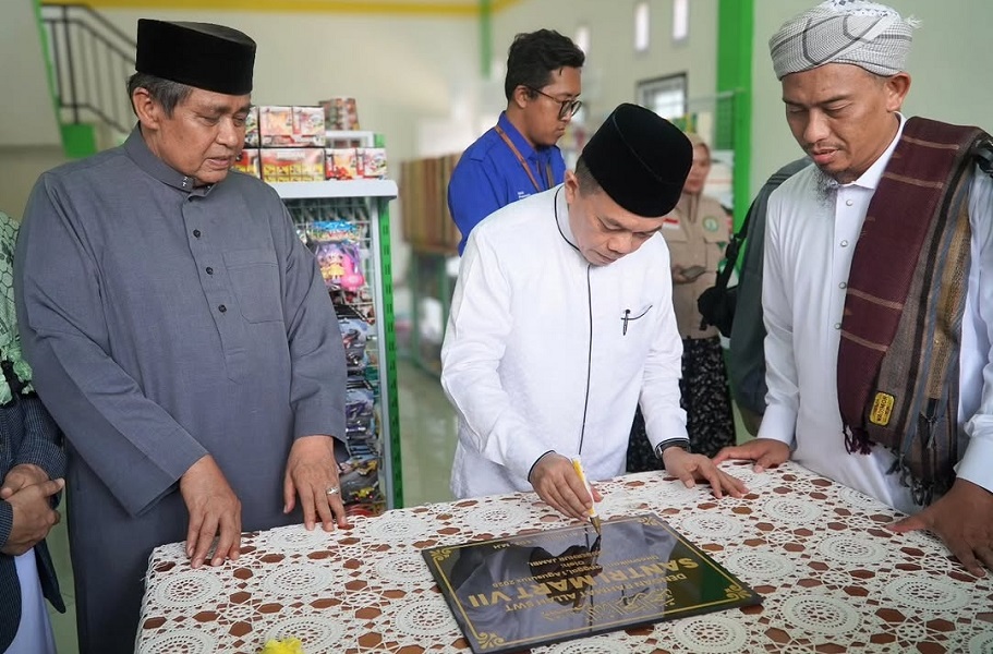 Gubernur Jambi, H Alharis saat meresmikan Santri Mart