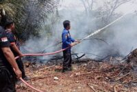 Usaha pemadaman kebakaran lahan di belakang kantor BPBD Sungai Penuh oleh Dinas Pol PP dan Damkar Sungai Penuh