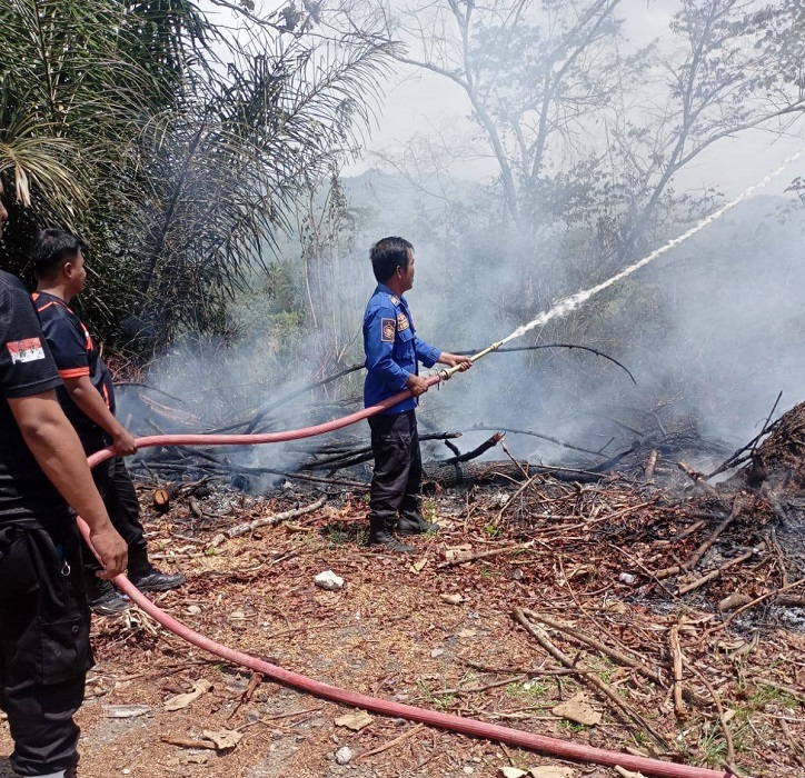 Usaha pemadaman kebakaran lahan di belakang kantor BPBD Sungai Penuh oleh Dinas Pol PP dan Damkar Sungai Penuh