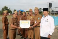 Kadis Kesehatan Kerinci, Hermendiizal saat menerima penghargaan sebagai opd dengan zakat terbanyak
