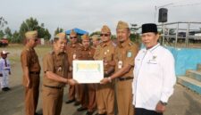 Kadis Kesehatan Kerinci, Hermendiizal saat menerima penghargaan sebagai opd dengan zakat terbanyak