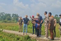 Tim Evaluator UNESCO saat melihat Goa Tiangko