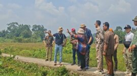 Tim Evaluator UNESCO saat melihat Goa Tiangko
