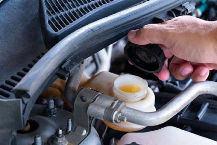 Waktu ideal mengganti minyak rem mobil