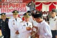 Bupati Bungo H. Dedy Putra sat menyerahkan remisi  bagi narapidana di Rutan Bungo