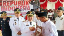 Bupati Bungo H. Dedy Putra sat menyerahkan remisi  bagi narapidana di Rutan Bungo