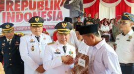 Bupati Bungo H. Dedy Putra sat menyerahkan remisi  bagi narapidana di Rutan Bungo